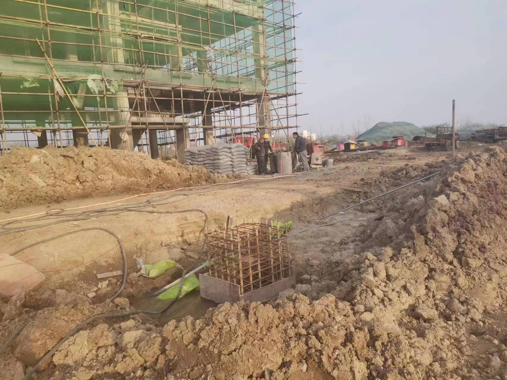 东坡当桥梁出现裂缝的时候应该及时加固修补